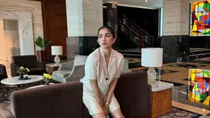 Ussy mengenakan setelan serba putih yang membuat tampilannya semakin elegan. Celana pendek yang ia kenakan pun berhasil menonjolkan kesan santai namun tetap stylish, membuat banyak netizen kagum. Mereka salah fokus pada pilihan busana Ussy yang membuatnya terlihat seperti masih berusia 20-an.  (Liputan6.com/IG/@ussypratama)
