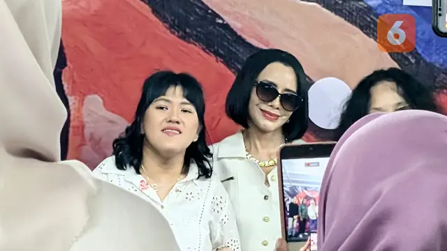 Gadis dan Poppy Dharsono