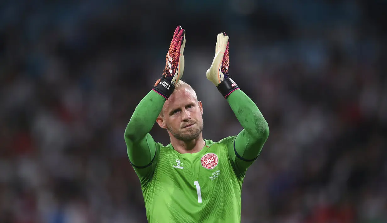 Kiper Denmark, Kasper Schmeichel memberikan tepuk tangan kepada para pendukung usai pertandingan melawan Inggris pada semifinal Euro 2020 di stadion Wembley di London, Kamis (8/7/2021). Inggris akan bertemu Italia di babak final. (Laurence Griffiths/Pool Photo via AP)