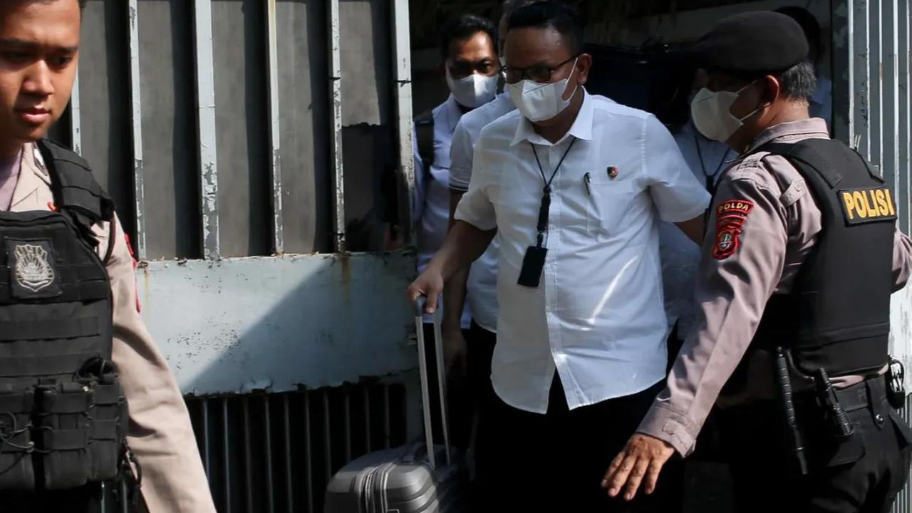 Tim penyidik dari Ditreskrimsus Polda Metro Jaya keluar dari rumah Ketua KPK Firli Bahuri seusai melakukan penggeledahaan di Jalan Kertanegara Nomor 46, Jakarta Selatan, Kamis, (26/10/2023).