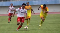 Azka Fauzi mendapat rekomendasi pelatih Persis, Jafri Sastra, untuk direkrut. (Bola.com/Ronald Seger Prabowo)