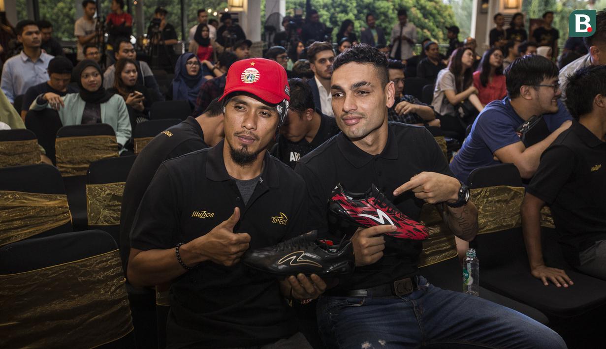 Maman Abdurrahman dan Jaimerson Xavier saat peluncuran sepatu Specs Illuzion di Restoran Terrace, Jakarta, Senin (4/6/2018). Sejumlah bintang Liga 1 Indonesia menghadiri peluncuran sepatu terbaru dari Specs. (Bola.com/Vitalis Yogi Trisna)