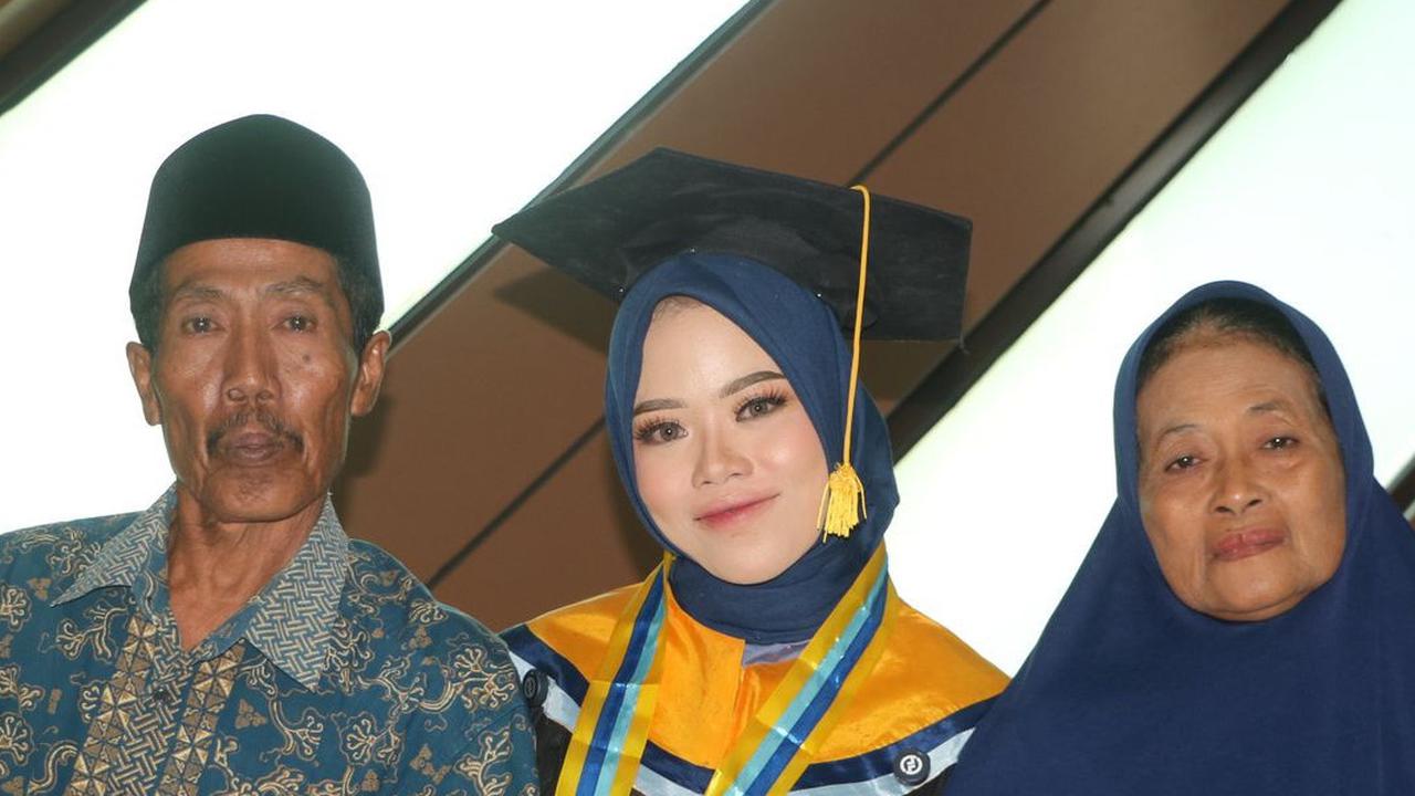 anak petani sederhana lulus sarjana