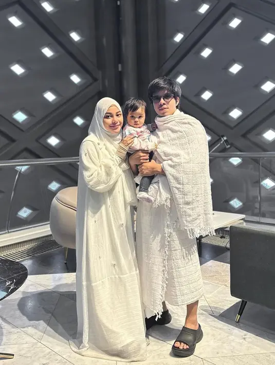 Kali ini ketiganya kompak mengenakan outfit berwarna putih. Atta terlihat menggendong Ameena yang menggemaskan, sedangkan Aurelie dengan gamis panjangnya tampak sudah tak lagi mengenakan burqa. Foto: Instagram.