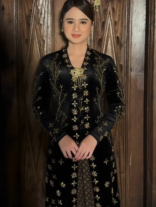 Dipadukan dengan kain Batik cokelat gelap dan sunduk mentul emas sebagai aksesori. [@tissabiani]