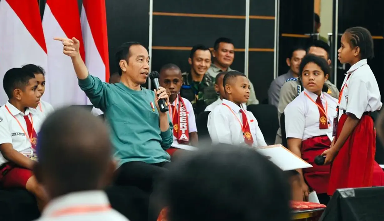 "Kenapa ibu kota negara tidak dipindahkan saja ke Papua?" tanya anak yang berasal dari Kota Sorong tersebut. (Foto: Laily Rachev - Biro Pers Sekretariat Presiden)