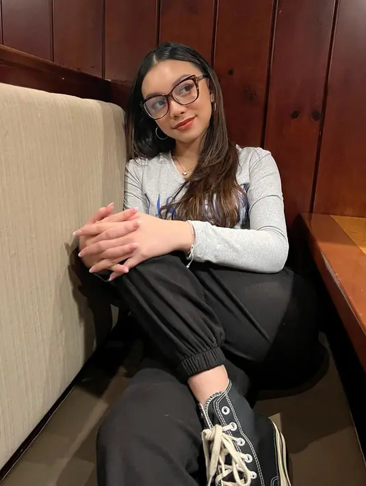 Naura seringkali terlihat mengenakan outfit simple dan sneakers. Kacamata yang ia kenakan juga membuat penampilannya semakin mempesona. (Instagram/@naura.ayu)