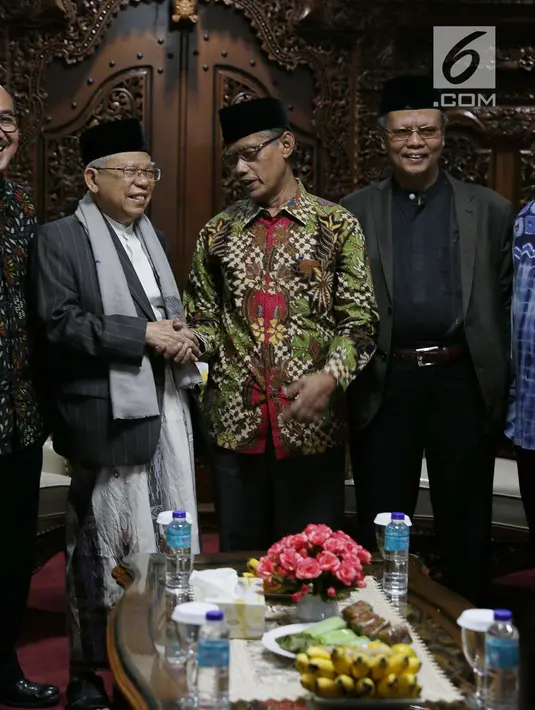 Bakal Calon Wakil Presiden RI Ma’ruf Amin (ketiga kiri) bersalaman dengan Ketua PP Muhammadiyah Dadang Kahmad (keempat kanan) saat menyambangi kantor Pengurus Pusat Muhammadiyah di kawasan Menteng, Jakarta Pusat, Rabu (5/9). (Merdeka.com/Imam Buhori)