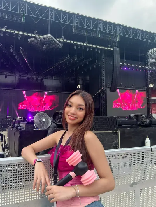 Sebelumnya Naura Ayu tampil dengan rambut panjang lurus yang di-cat warna merah. [Foto: IG/Naura Ayu].