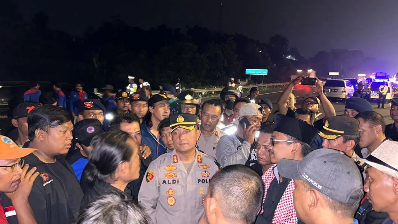 Kapolres Cimahi, AKBP Aldi Subartono melakukan dialog dengan para buruh di ruas Jalan Tol Cipularang. Setelah dialog akhirnya buruh membubarkan diri dan arus lalu di Km 117 mulai mencair (Istimewa)