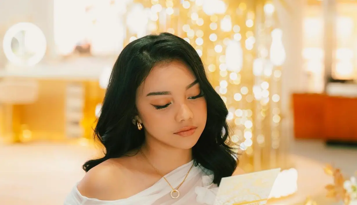 Seperti saat hadiri acara Dior beberapa waktu lalu, Naura Ayu tampil cantik dengan mini dress putih [@naura.ayu]