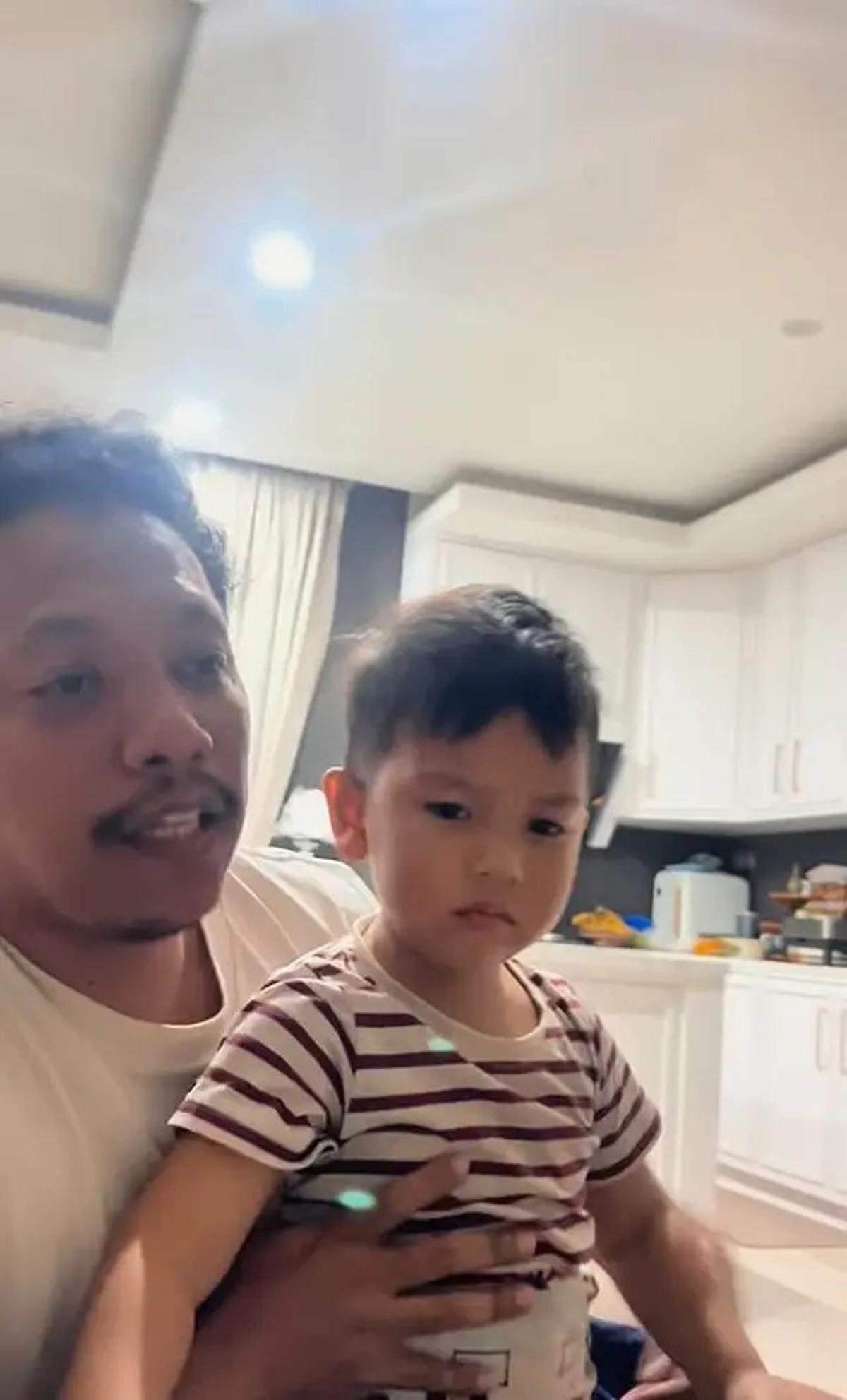 Potret Ruang TV di Rumah Arie Kriting dan Indah Permatasari, Langsung Terhubung dengan Dapur