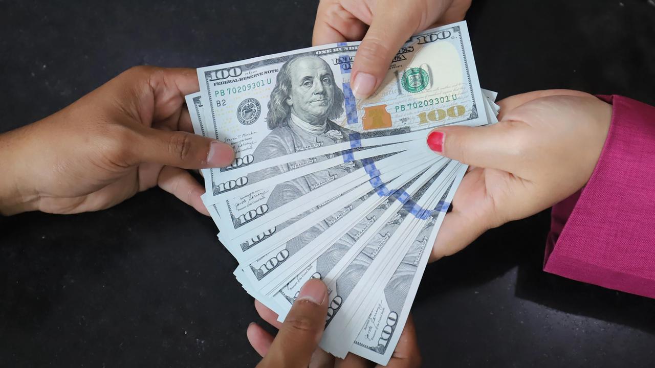 FOTO: Rupiah Menguat Tipis Namun Masih Bertahan di Level Rp18 Ribu