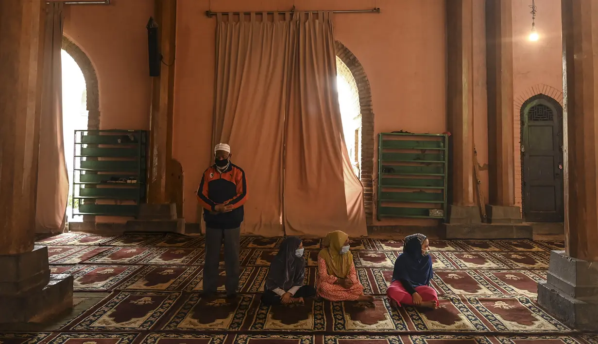 Umat Muslim berdoa di dalam masjid Jamia selama bulan suci Ramadhan di Srinagar (20/4/2021). Masjid Jamia Srinagar dianggap sebagai salah satu masjid terpenting di Kashmir. (AFP/ Tauseef Mustafa)