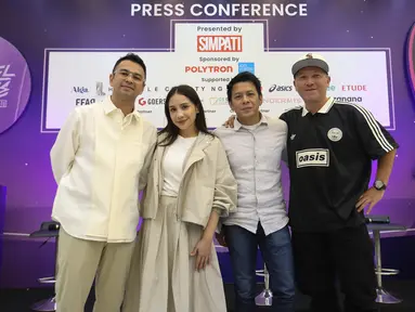 Pasangan selebritas Raffi Ahmad dan Nagita Slavina, Ariel Noah dan Gading Marten (dari kiri ke kanan) berfoto bersama usai memberi keterangan terkait gelaran ajang olahraga Padel terbesar bertajuk Padel Wars Presented by Simpati di Jakarta, Senin (10/11/2025). Raffi Ahmad dan Nagita Slavina melalui RANS Entertainment kembali menghadirkan event sportainment di pengujung tahun dalam tajuk "Padel Wars Presented by Simpati."  (KapanLagi.com/Budy Santoso)
