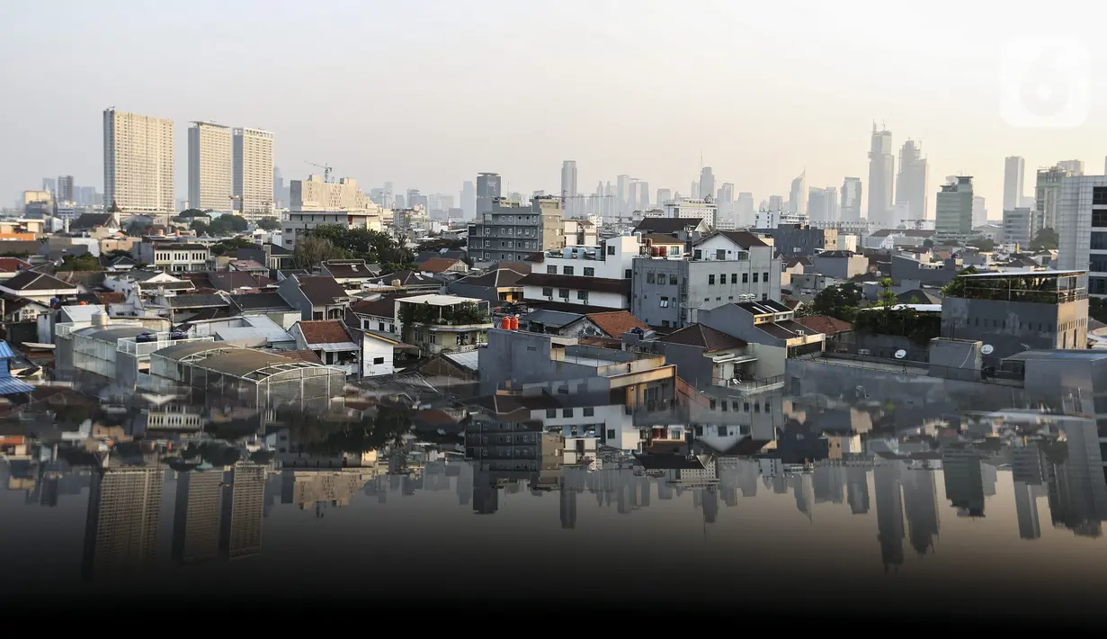 Pemandangan gedung bertingkat di Jakarta, Jumat (10/9/2021). Kementerian Keuangan mencatat realisasi program Pemulihan Ekonomi Nasional tahun 2021 hingga 20 Agustus 2021 mencapai Rp 326,74 triliun atau 43 persen dari pagu Rp 744,77 triliun. (Liputan6.com/Johan Tallo)
