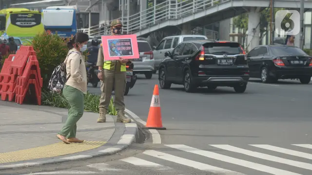 Aksi Satpol PP Ingatkan Bahaya Covid-19