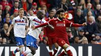 Pemain Liverpool, Mohamed Salah, mendapat pengawalan ketat dari pemain Stoke City pada lanjutan Premier League, Sabtu (28/4/2018). Laga ini berakhir dengan hasil imbang 0-0. (Martin Rickett/PA via AP)