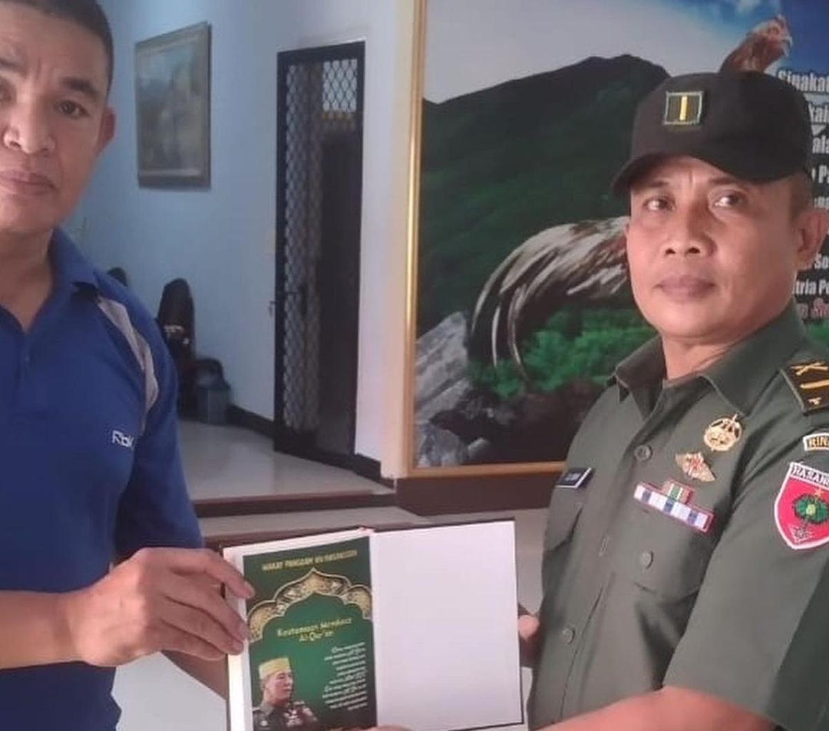"Semoga dengan Al-Quran yang kita bagi2 ini para prajurit dan keluarga membacanya serta mengamalkannya," tulis Totok berharap pemberiannya dapat dimanfaatkan dengan baik.  <br>