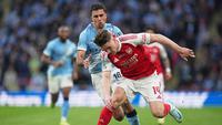 Viktor Gyokeres mempertahankan bola dari gangguan Rodri dalam laga final Piala Liga Inggris antara Arsenal vs Manchester City di Wembley Stadium, 23 Maret 2026. (AP Photo/Maja Smiejkowska)