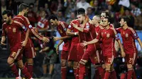 Pemain Spanyol merayakan gol yang dicetak Andres Iniesta ke gawang Slovakia pada laga kualifikasi Piala Eropa 2016 di Stadion Carlos Tartiere, Spanyol, Sabtu (5/9/2015). (Reuters/Eloy Alonso)