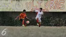 Pesepakbola Persipasi Bandung Raya (PBR), Gavin Kwan Adsit (kanan) berebut bola dengan pemainVilla 2000 di StadionLebakBulus Jakarta, Sabtu (22/8/2015). PBR unggul 1-0 atas Villa 2000. (Liputan6.com/Helmi Fithriansyah)