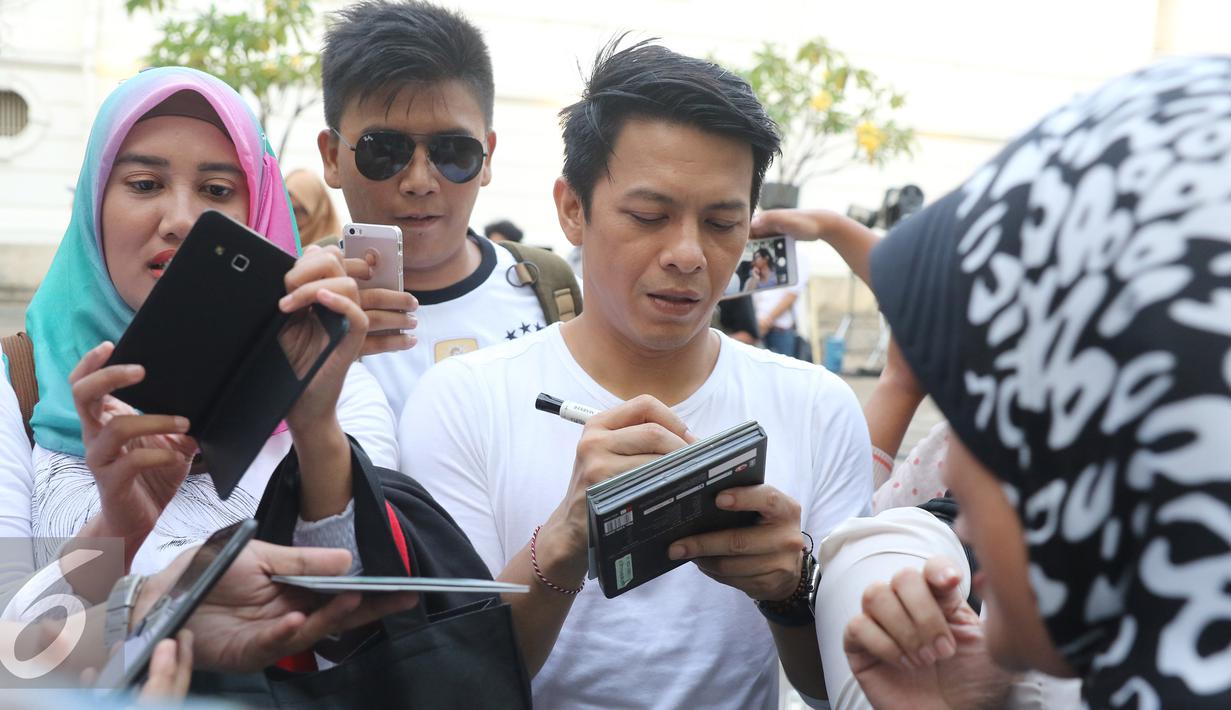 Vokalis Band Noah Ariel menanda tangani cd album Noah dari fansnya seusai Intimate Music Concert bertajuk "Eargasm Noah" yang digagas oleh vidio.com, di kawasan kota,Jakarta,Rabu (15/6/2016). (Liputan6.com/Herman Zakharia)