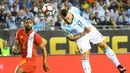 Bek Argentina, Nicolas Otamendi berusaha menyundul bola dari kawalan gelandang Panama, Gabriel Gomez pada pertandingan Copa America Centenario di Chicago, Amerika Srikat, (11/6). Argentina menang besar atas Panama 5-0. (Mike DiNovo-USA TODAY Sports)