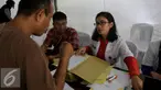 Tim DVI Pus Dokkes Mabes Polri menyimak pernyataan keluarga korban kecelakaan Pesawat herkules C -130, Medan, Jumat (3/7/2015). 49 jenazah sampai saat ini belum teridentifikasi, karena kondisi jenazah sulit di kenali. (Liputan6.com/Johan Tallo)