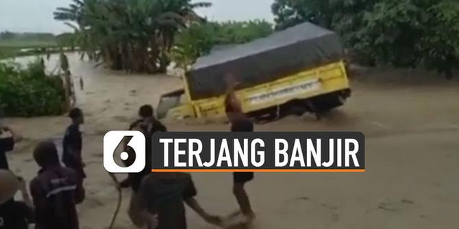 VIDEO: Nekat Terjang Banjir, Truk Akhirnya Nyungsep