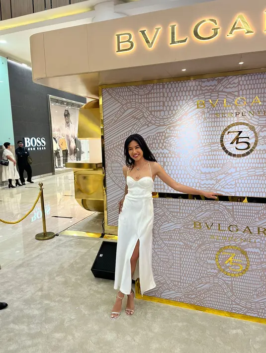 Shenina Cinnamon terlihat elegan dan anggun dengan cocktail dress putih yang minimalis. Dipadankan dengan dua signature necklace dari Bulgari yang menyempurnakan penampilan dengan maksimal.  [ Foto: Adinda Tri Wardhani - Fimela.com ]