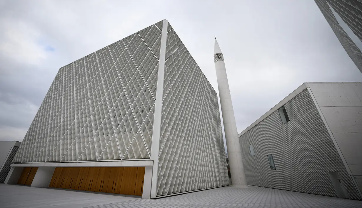 Masjid pertama di Slovenia dibuka di Ibu Kota Ljubljana, Senin (3/2), setelah berhasil melewati hambatan finansial dan perlawanan dari kelompok sayap kanan, 50 tahun setelah proses pembangunan dimulai. (Jure Makovec / AFP)