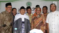 Budayawati Sukmawati Soekarnoputri (kedua kanan) didampingi Ketua MUI KH Ma'ruf Amin (kedua kiri) tersenyum usai pertemuan di kantor MUI, Jakarta, Kamis (5/4). (Liputan6.com/Angga Yuniar)
