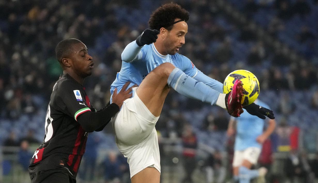 Pemain Lazio, Felipe Anderson, berebut bola dengan pemain AC Milan, Pierre Kalulu, pada laga Liga Italia di Stadion Olimpico, Roma,(24/1/2023). (AP Photo/Gregorio Borgia)