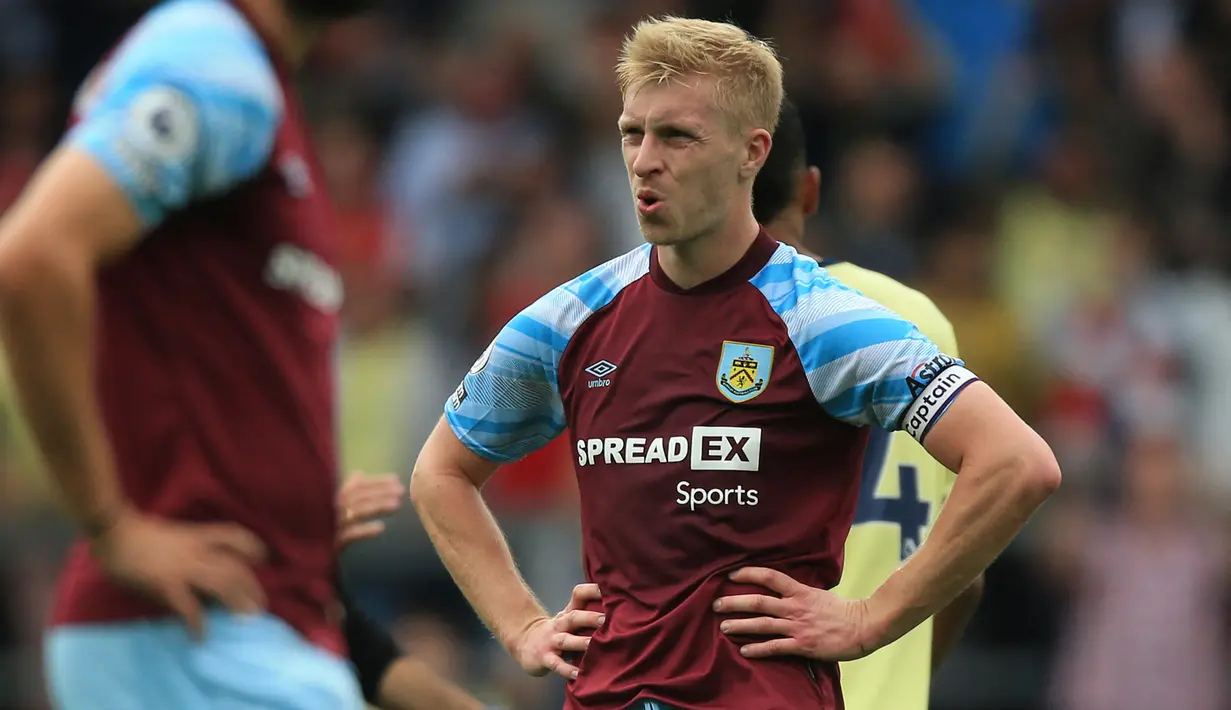 Ben Mee. Bek tengah Inggris berusia 32 tahun ini telah memperkuat Burnley sejak 2011/2012 usai didatangkan dari Manchester City. Selama total 11 musim, ia telah tampil dalam 376 laga di semua ajang dengan torehan 12 gol dan 12 assist.(AFP/Lindsey Parnaby)