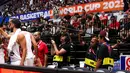 Tim kameraman merekam Timnas Basket Lebanon ketika melakukan time out saat Piala Dunia FIBA 2023 di Indonesia Arena, Senayan, Jakarta, Minggu (27/08/2023). (Bola.com/Bagaskara Lazuardi)