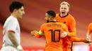Pemain Belanda, Donny van de Beek, melakukan selebrasi bersama Memphis Depay usai mencetak gol ke gawang Spanyol pada laga uji coba di Johan Cruyff Arena, Rabu (11/11/2020). Kedua tim bermain imbang 1-1. (Dean Mouhtaropoulos via AFP, Pool)