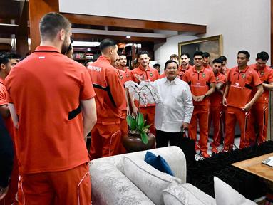 Presiden Prabowo menyambut kedatangan Timnas Indonesia dalam kunjungannya di Kartanegara, Jumat (06/06/2025). Acara ini merupakan bentuk apresiasi dari presiden untuk kemenangan Skuad Garuda atas China dalam laga putaran ketiga Kualifikasi Piala Dunia 2026. (Biro Pers Sekretariat Presiden/Cahyo)