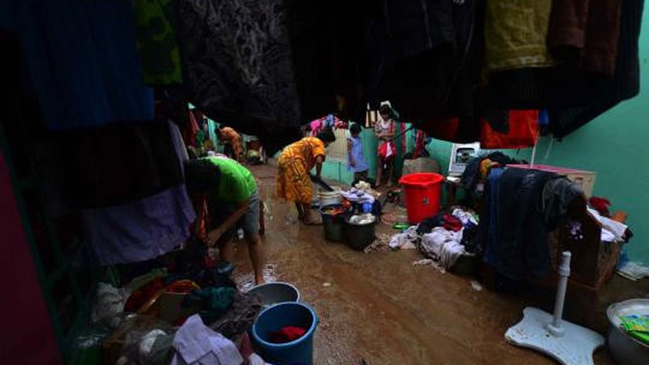 Tembok STIE PBM ambruk timpa 4 rumah warga