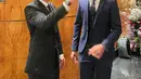 Aktor 25 tahun itu juga mengabadikan pertemuannya dengan Refal Hady. Ketampanan keduanya saat berada dalam satu frame ini pun membuat netizen terkagum-kagum. Keduanya sama-sama tampil gagah dalam setelan jas. Randi dengan jas hitamnya, sementara Refal dalam balutan jas navy. (Liputan6.com/IG/@randymartinnn)