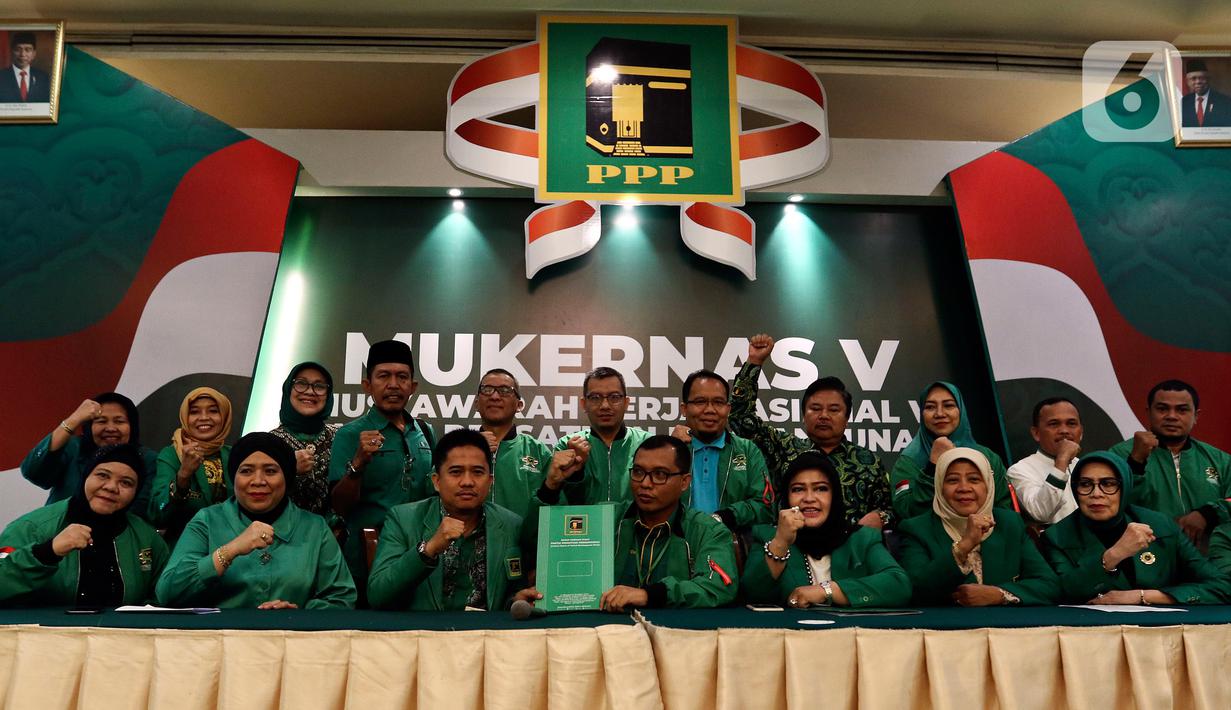 Wakil Ketua PPP Fernita Darwis bersama Wakil Sekretaris Jenderal PPP, Achmad Baidowi dan sejumlah Kader PPP memberikan keterangan pers disela Musyawarah Kerja Nasional (Mukernas) V PPP di Jakarta, Minggu (15/12/2019). Mukernas V PPP resmi ditutup hari ini. (Liputan6.com/Johan Tallo)