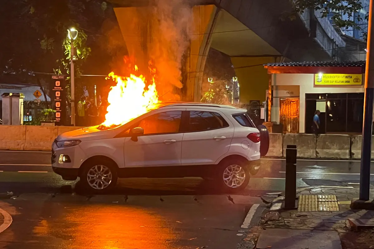 Sebuah mobil hangus terbakar di Pos polisi (pospol) Cut Meutia, Cikini, Menteng, Jakarta Pusat, Rabu (3/7/3024) (Liputan6.com/Raden Trimutia Hatta)