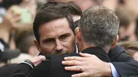 Pelatih Chelsea, Frank Lampard memeluk pelatih Manchester United, Ole Gunnar Solskjaer sebelum pertandingan di Old Trafford  (11/8/2019). MU menang telak 4-0 sekaligus menjadi mimpi buruk bagi debut Frank Lampard bersama Chelsea. (AFP Photo/Oli Scarff)