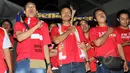 Sejumlah supporter Arsenal meneriakkan yel-yel saat nonton bola seru saat nonton bola seru Manchester United vs Arsenal di Karawang Central Plaza, Minggu (17/5/2015). Laga antara Manchester United dan Arsenal berakhir imbang. (Liputan6.com/Helmi Afandi)