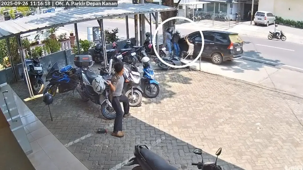 Tangkapan layar rekaman CCTV detik-detik pelaku curanmor melepaskan tembakan saat kepergok warga.