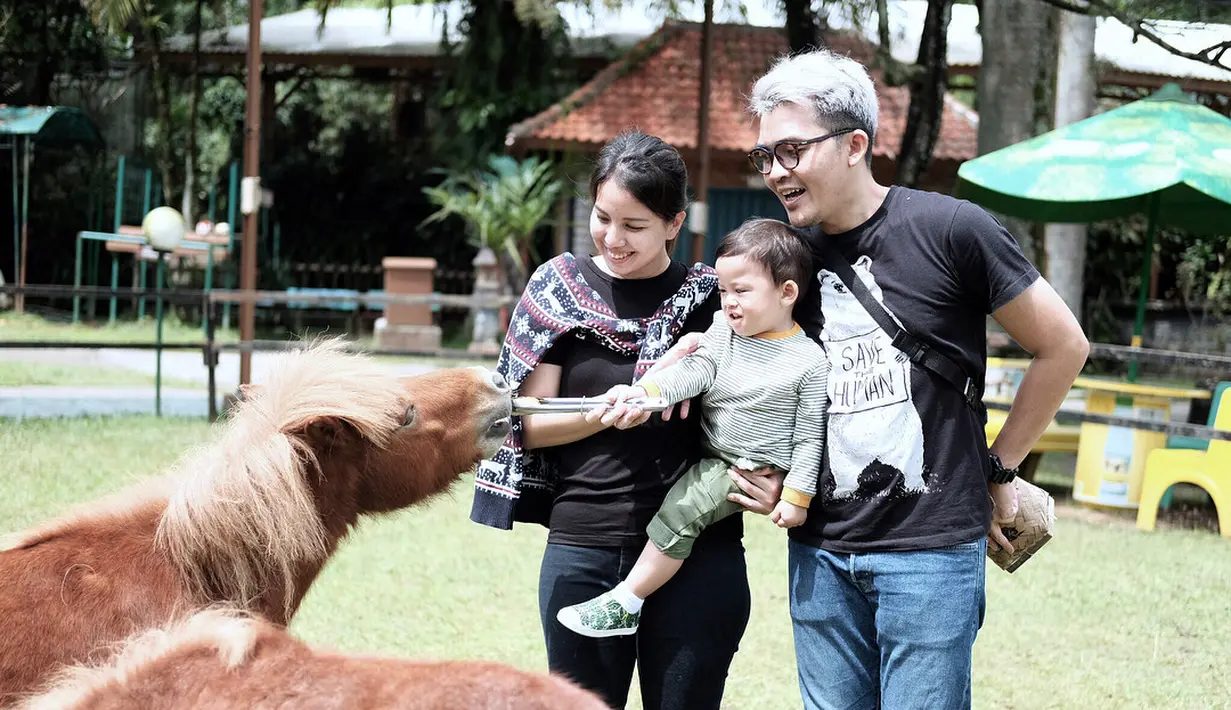 "Gpp, semua itu proses.. aku sebagai org yg coba minta Ayah utk stop merokok harus bs terima, krn pasti ada sedikit atau banyak efek ketergantungan nikotin yg Ayah butuhin," lanjutnya. (Instagram/tya_ariestya)