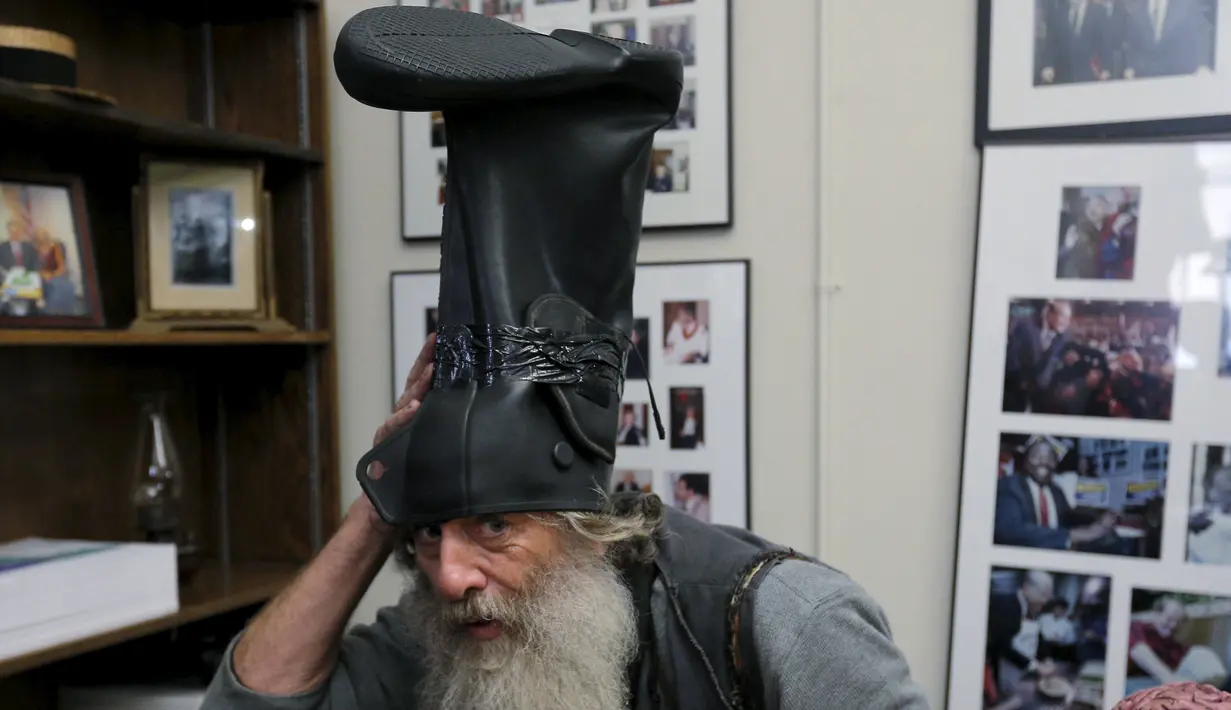 Vermin Supreme saat mendeklarasikan diri sebagai kandidat calon presiden AS di New Hampshire, Jumat (20/11). Pria yang kerap tampil dengan topi tinggi tersebut sebelumnya pernah melakukan pencalonan pada Pilpres AS 2012 lalu. (REUTERS/Brian Snyder)