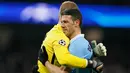 Bek City, Martin Demichelis (kanan) berpelukan dengan kiper , Joe Hart usai pertandingan melawan Dynamo Kiev pada leg kedua 16 besar Liga Champions di Stadion Etihad, Rabu (16/3). City berhasil masuk perempat final Liga Champion. (Reuters/Phil Noble)