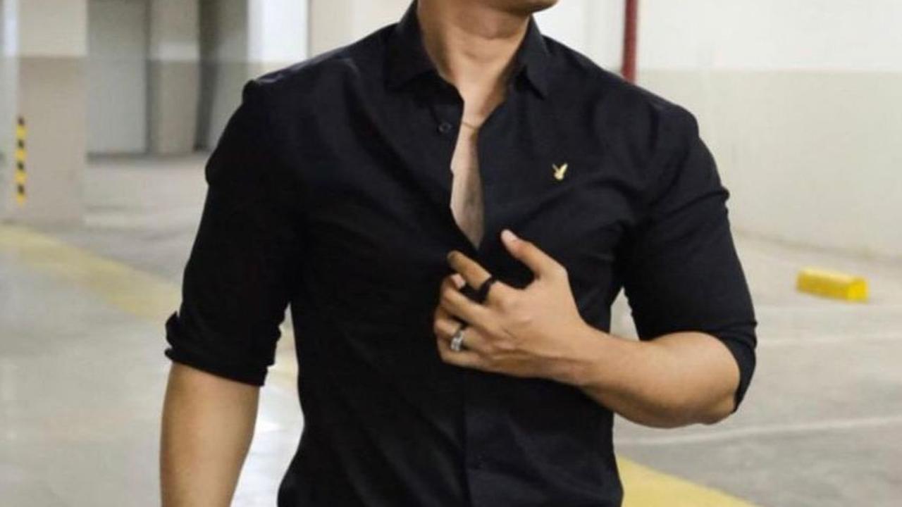 Tampannya Briptu Mustakim, dengan Pakaian Serba Hitam