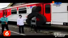 Emergency Medical Train atau gerbong kereta api khusus isolasi pasien Covid-19 Sabtu siang (06/2) resmi dioperasikan. Meski baru dibuka, namun sudah ada 10 pasien yang menjalani perawatan di gerbong.